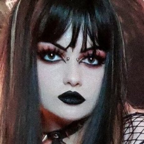 Girlbossnian model nude pic