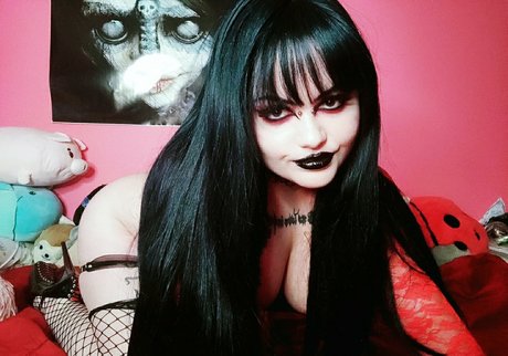 Girlbossnian model sexy pic