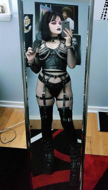 Girlbossnian model sexy pics