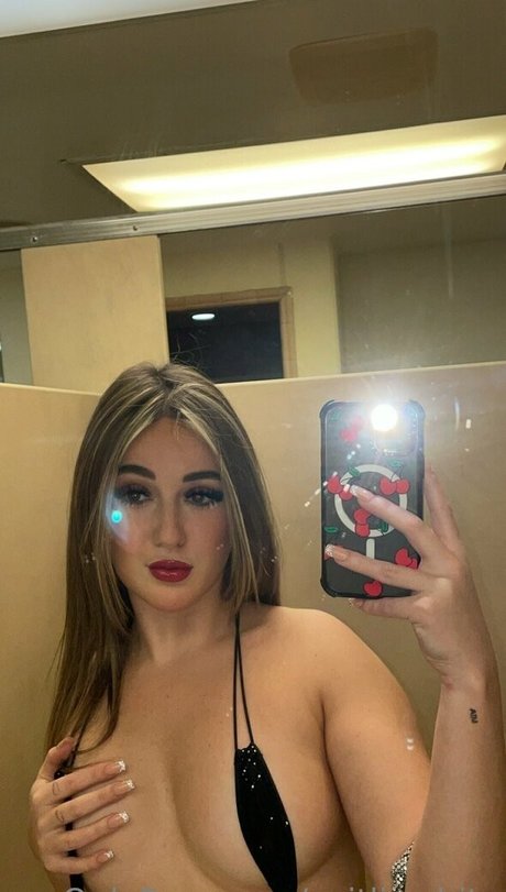 kikicherryof nude model images