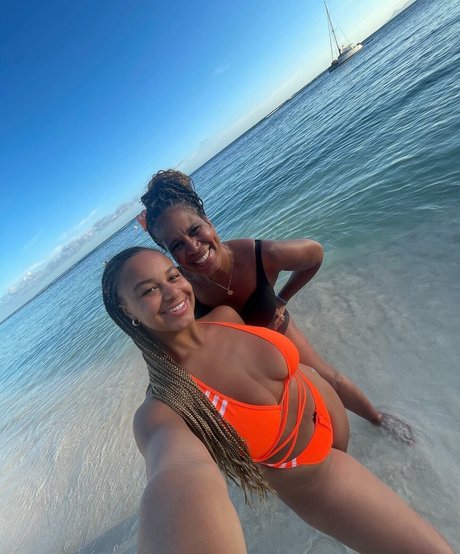 Nia Siux Photo Gallery