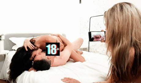 loucharmellefree model hot photo