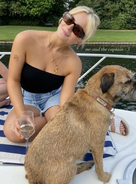 Amelia Eve Gibson star art pics