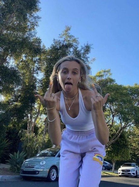 Emma Chamberlain hd actress photo