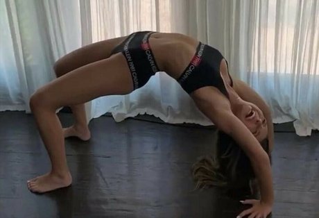 Emma Chamberlain beautiful model img