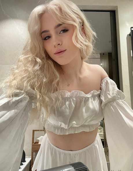 Emiliallure model pornographic picture