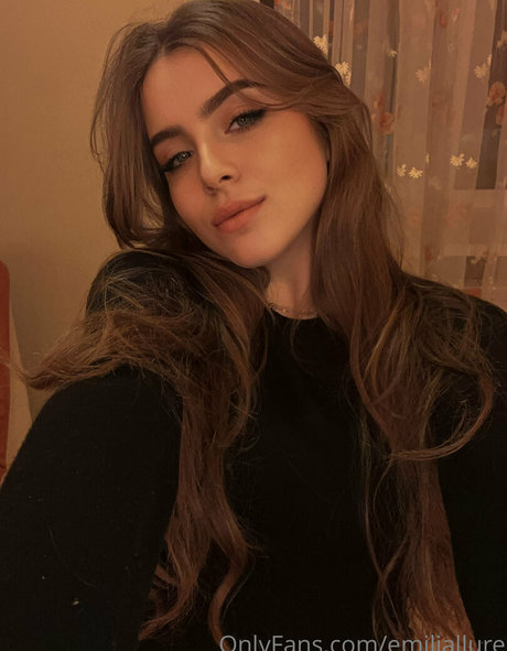 Emiliallure model top photo