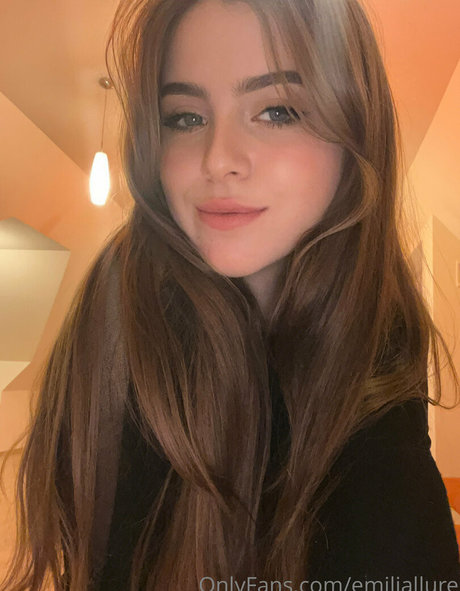 Emiliallure erotic model pics