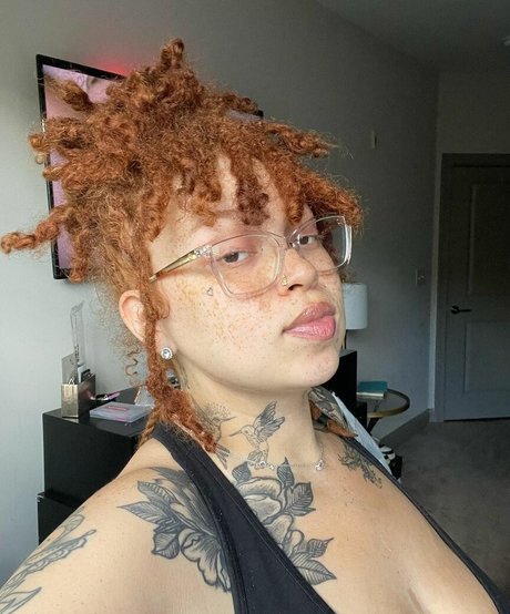 AHintOfRed best model pics