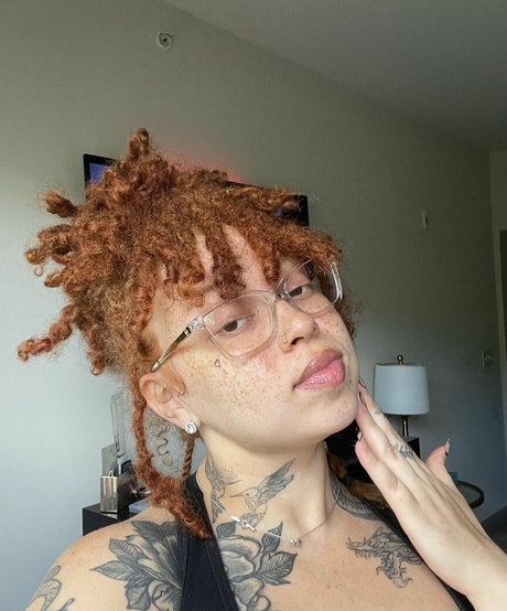 AHintOfRed beautiful model img