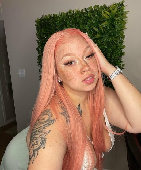 AHintOfRed naked star pic