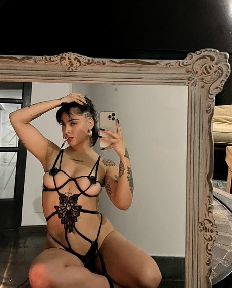 Belenegri model top pic