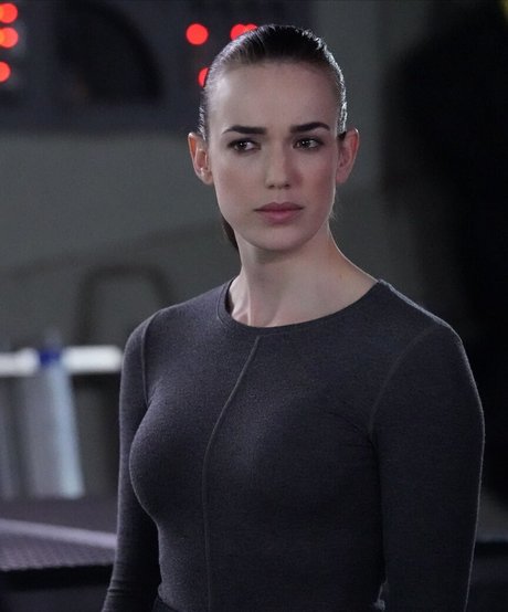 Elizabeth Henstridge star free img
