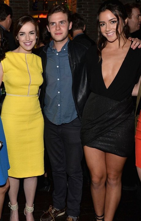 Elizabeth Henstridge pretty model pictures