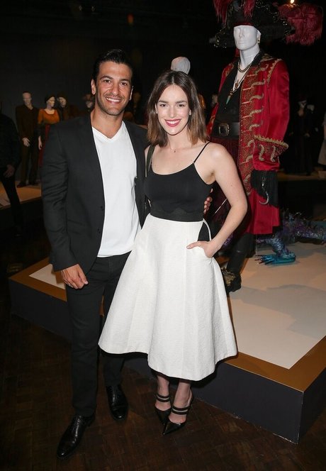 Elizabeth Henstridge model sexy galleries