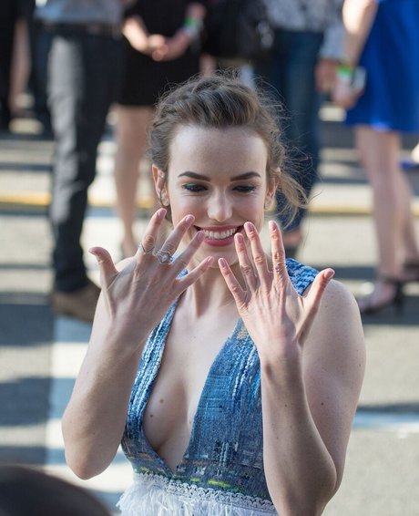 Elizabeth Henstridge sexy pornstar pictures