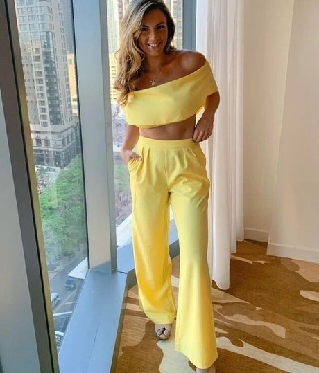 Annie Agar star sexy pic