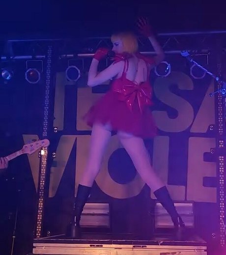 Tessa Violet top model image