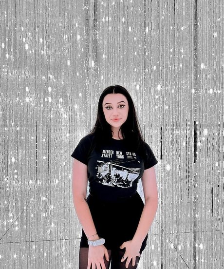 LivBev erotic actress pics