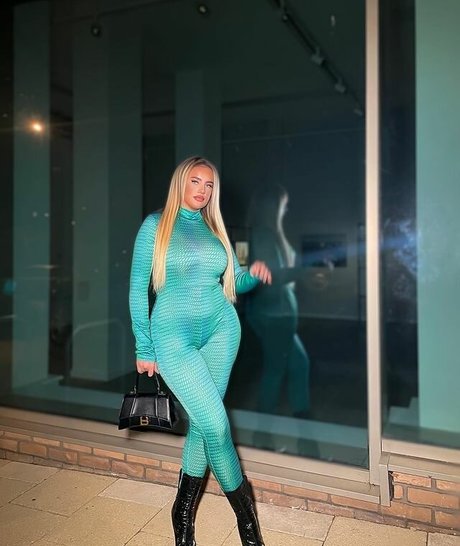 LAURA GOLD naked model pictures