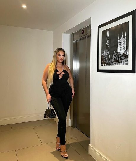 LAURA GOLD perfect model img