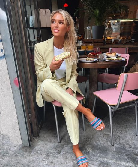 Lucie Rose Donlan erotic model image