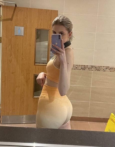 HoxieLoxie adult model pic