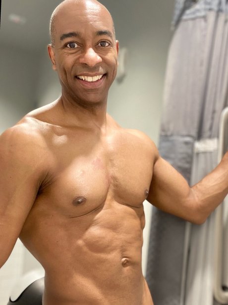 NudeGuyYoga star nudes pics