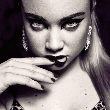 Queen Larissa nude model pics