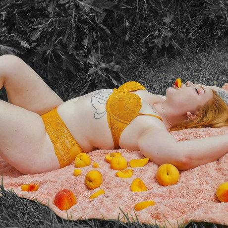 _PeachyPinup_ model erotic archive