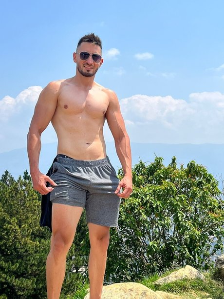 PeterEscobar_ naked model img