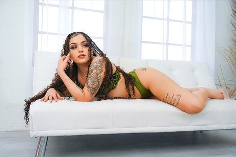 prettylillpotheadd model erotic images