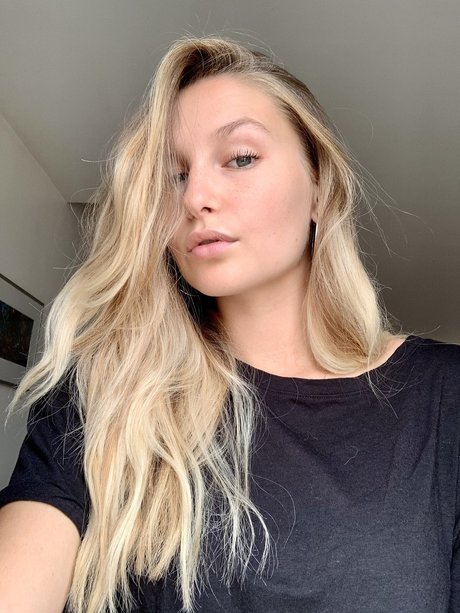 _Rhude Girl hd model pics