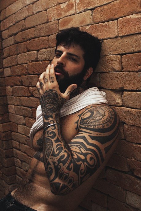 Rafael Newbold sexy star images