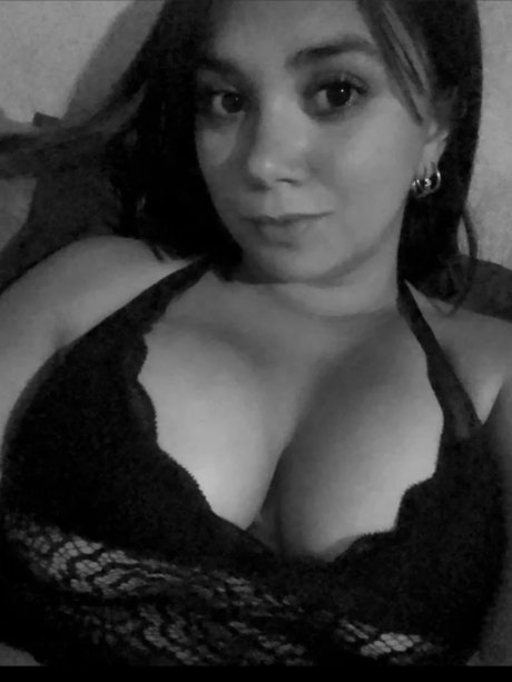 Roro Laady model pornographic photo