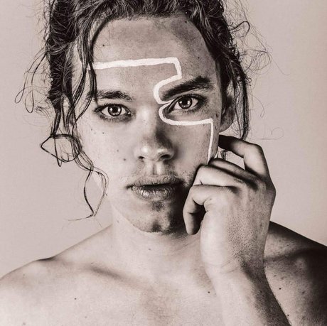 Logan Black perfect model pictures