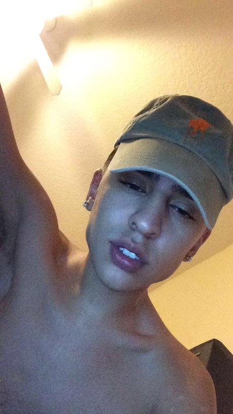 Malcriaao nude model picture