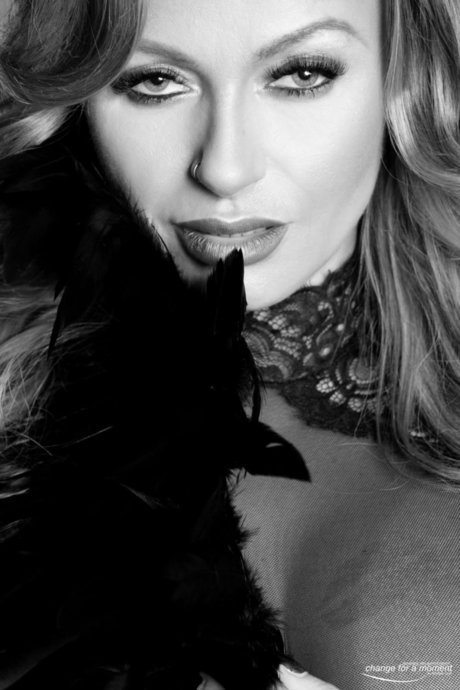 Lady Katharina art model pic