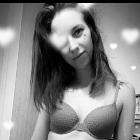 Courtney Condren naked actress photos