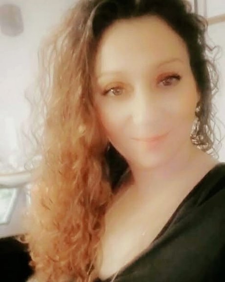 Big BOOTY Benz model nude images