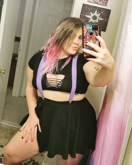 Thick thigh Mel free model picture