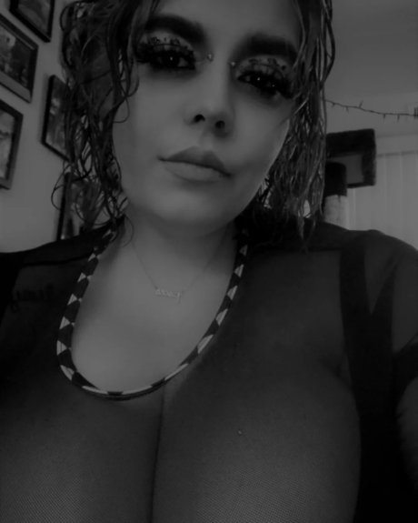 Bee Brat naked actress pic