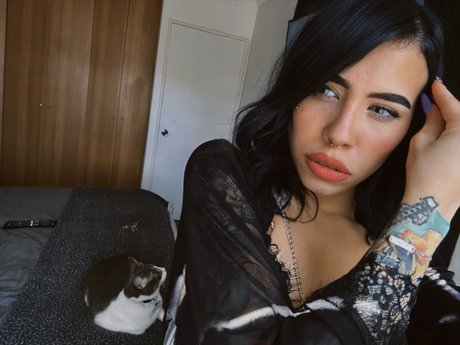 _MEGAN CROSS_ nice model img