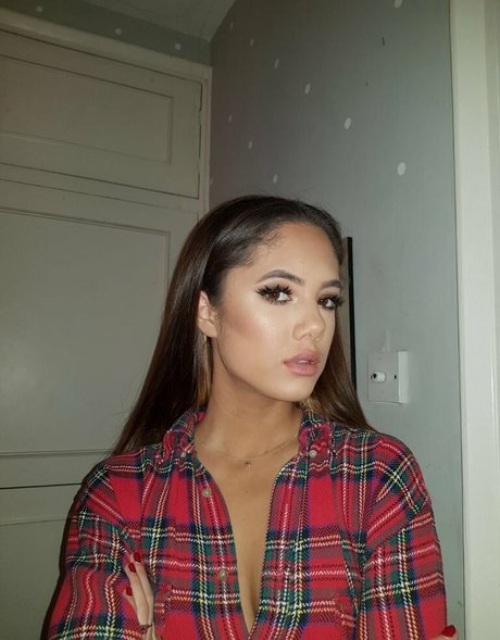 Saoirse Alicia Behzadi naked star pictures