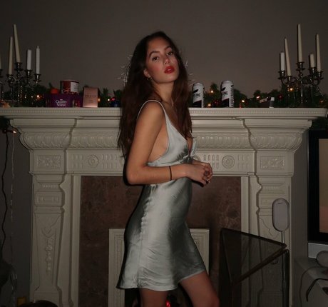 Saoirse Alicia Behzadi star pretty pics