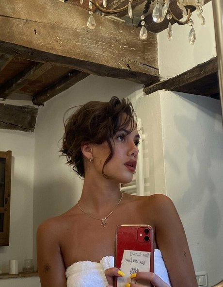 Saoirse Alicia Behzadi naked model images