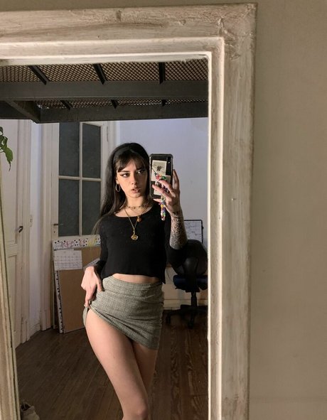 meli777 naked model img