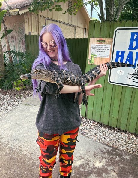 kinkynyrafree model top pictures