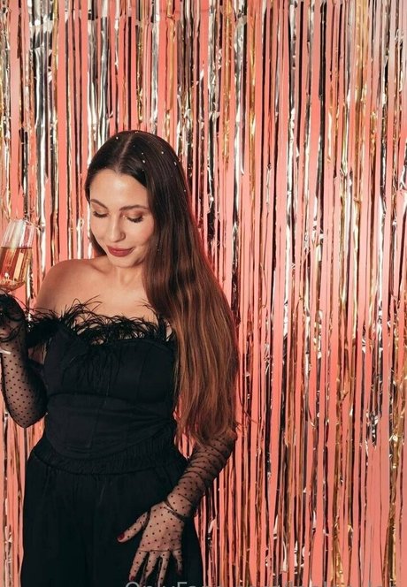 leeloo lee hot actress pics