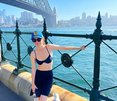 Amy Shark star naked gallery